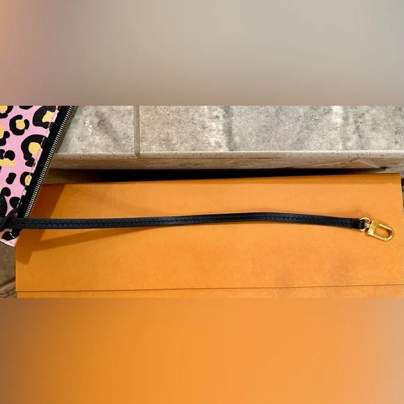 Louis Vuitton WILD AT HEART NEVERFULL WRISTLET POUCH - Picture 16 of 16